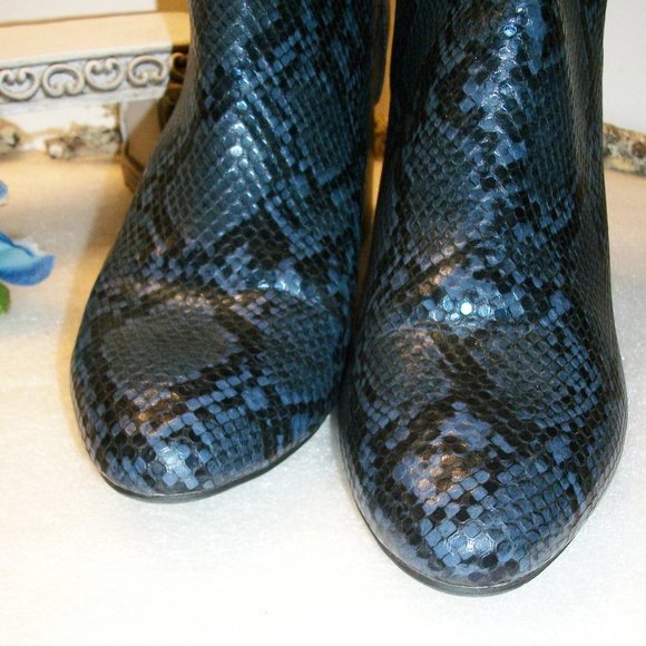 OLD NAVY Sz 10 NWOT Rear Zip Blue/Black Snakeskin Pattern Booties 3" Heel - Picture 8 of 15